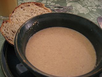 Walnut soup with bread