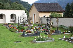 2009-09-11 Pfarrkirche Friedhof 01.jpg
