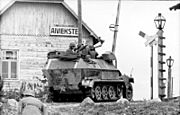 Bundesarchiv Bild 101I-209-0063-12, Lettland, Aiviekste, Schützenpanzer vor Bahnübergang