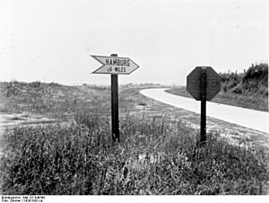 Bundesarchiv Bild 137-048366, Minnesota, Wegweiser nach Hamburg