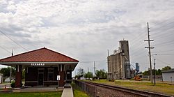 Visitor center and grain towers along the railroad tracks