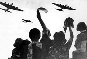Geallieerde vliegtuigen boven Nederland - Allied planes over Holland (4481068617)