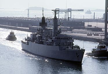 HMS Brilliant (F90) enters a port in September 1985 (6421615)