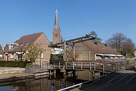 Hillegom, ophaalbrug met de toren van de Maartenskerk RM22136 foto5 2017-04-09 16.06