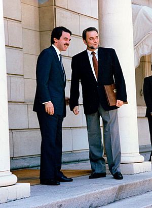 José María Aznar recibe al coordinador general de IU. Pool Moncloa. 30 de noviembre de 1999