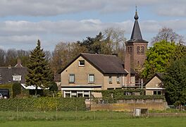 Niftrik, toren van de Rooms Katholieke kerk in dorpszicht RM39640 foto8 2016-04-20 10.48