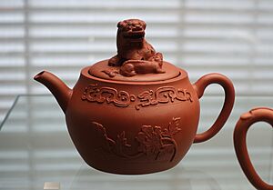 Teapot, Meissen, c. 1710, reddish brown Bottger stoneware - Germanisches Nationalmuseum - Nuremberg, Germany - DSC02620