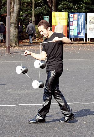 Diabolo juggler in Ueno Koen