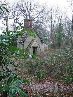 Disused Gatehouse at Baynard's Park Estate - geograph.org.uk - 311289