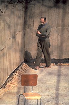 Flickr - Government Press Office (GPO) - Nazi war criminal Adolf Eichmann walking in yard of his cell in Ramle prison