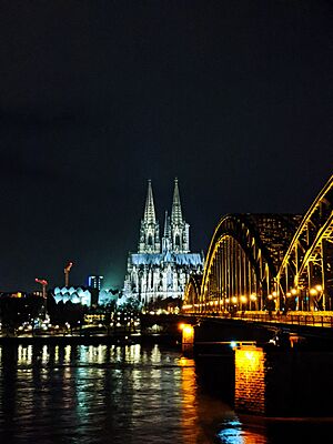 Köln Cathedral on the banks of Rhine 01