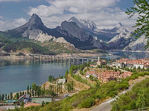 New Riaño, the new village built to replace the submerged Riaño. The old village is located under the bridge. The mountain on the left is Peak Gilbo.