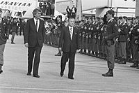 Premier Lubbers verwelkomt Japanse premier Takeshita op Schiphol inspectie erew, Bestanddeelnr 934-2601