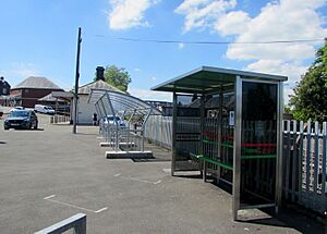 TrawsCymru bus shelter, Station Crescent, Llandrindod Wells (geograph 6856442)