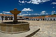 Villa de Leyva, Plaza principal, fuente y esquina norte.jpg