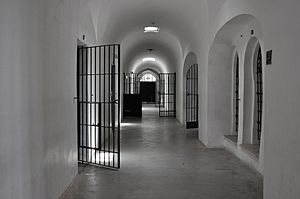 המסדרון של החדרים הכלואים