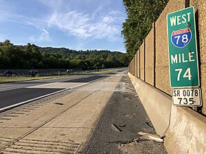 2022-08-16 08 15 31 View west along Interstate 78 just west of Exit 75 in Glendon, Northampton County, Pennsylvania