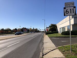2022-10-29 11 05 36 View south along Pennsylvania State Route 611 (Old York Road) just south of Washington Lane along the border of Jenkintown and Abington Township in Montgomery County, Pennsylvania
