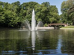 Bergen op Zoom, fontein en brug in Anton van Duinkerkenpark foto6 2015-05-24 10.54