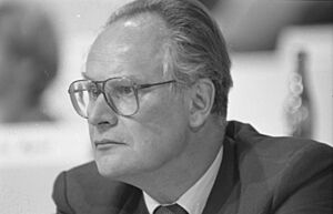 Bundesarchiv B 145 Bild-F079278-0012, Münster, SPD-Parteitag, Glotz.jpg
