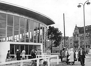 Bundesarchiv Bild 183-A0706-0010-001, Berlin, Bahnhof Friedrichstraße, Glashalle, Eingang