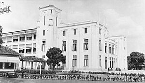 COLLECTIE TROPENMUSEUM Het in 1916 gebouwde hoofdkantoor van de koninklijke Paketvaart Maatschappij aan Koningsplein-Oost (KPM) TMnr 60001111