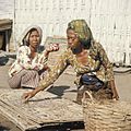 COLLECTIE TROPENMUSEUM Vrouwen tijdens het drogen van vis TMnr 20018454
