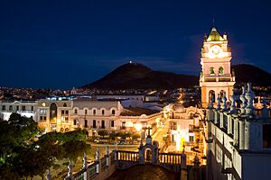 Casi de noche en la catedral