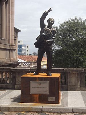 Estátua de Leonel Brizola - Otto Dumovich, 2014 - Porto Alegre - Palácio Piratini - 04