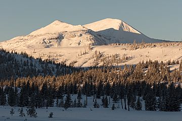 Morning light on Trilobite Point and Mt. Holmes (39324282472).jpg