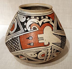Stati uniti o messico, casas grandes, giara con due serpenti piumati e cornuti, uccelli e motivi a P, new mexico o chihuahua, 1280-1450 ca