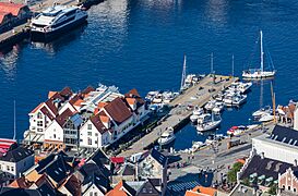 Vista del puerto de Bergen desde la montaña Fløyen, Noruega, 2019-09-08, DD 46