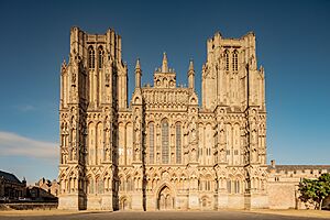 Wells Cathedral Exterior (29762257538).jpg