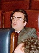 (Herrero de Miñón) Adolfo Suárez conversa con el ministro de Relaciones con la CEE. Pool Moncloa. 1 de octubre de 1980 (cropped)