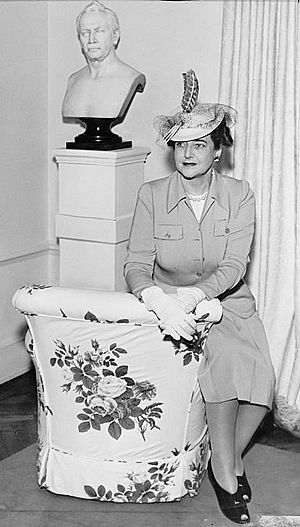 Dorothy Draper 1942.jpg