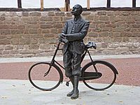 Elgar-Bicycle-Statue-by-Oliver-Dixon