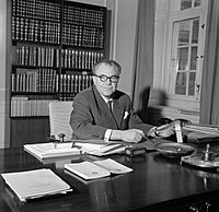 Hans Hedtoft achter zijn bureau op het ministerie, Bestanddeelnr 252-8965