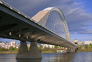 Puente Lusitania sobre el río Guadiana, Mérida.jpg