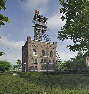 Schatgebouw van schacht 1 met hijsinstallatie - Heerlen - 20341387 - RCE
