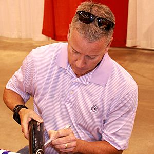 Tom Glavine signs autographs in May 2014