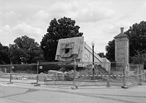 Toppled Roosevelt Gate pillar - 1996-07-03