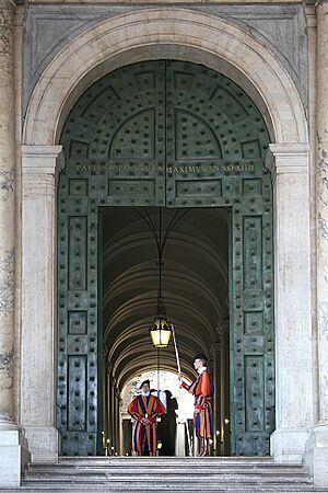 0 Gardes suisses - Porte de bronze - Entrée du Palais apostolique du Vatican