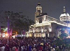 Catholic devotees flock to the Manila Cathedral on Maundy Thursday (March 29, 2018) for the traditional Visita Iglesia, a Holy Week practice of visiting and praying in at least seven churches (ASC 1272)