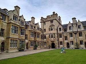 Cmglee Cambridge Trinity College Whewells Court