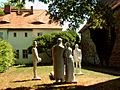 Geburtshaus Friedrich Nietzsches mit Skulpturengruppe Röcken