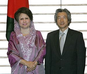 Junichiro Koizumi and Khaleda Zia at the Prime Minister's Office 2005 (1)