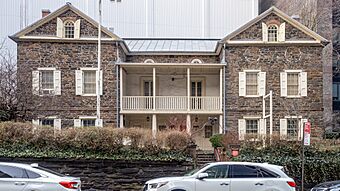 Mount Vernon Hotel Museum & Garden (51923598385).jpg