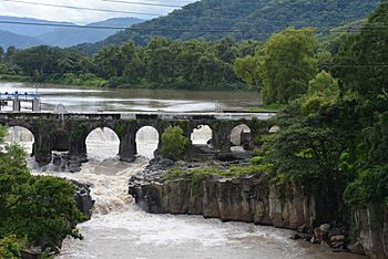 Puente Los Esclavos, Old Bridge in Guatemala.jpg