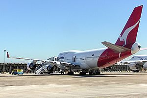 Qantas.b747.ground.arp.750pix