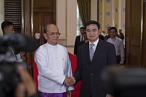 Thein Sein and Abhisit Vejjajiva handshake